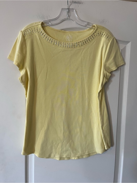 Tops - Butter Cream Yellow Short Sleeve Top with Neckline Detail Size XL